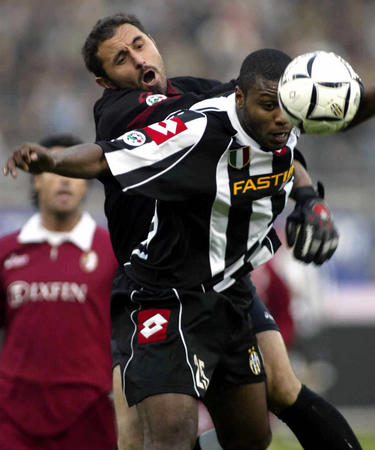 刘伟国：捧起中甲冠军奖杯很激动，明年力争在中超站稳脚跟（刘伟国：中甲捧杯激动不已，明年力争立足中超）