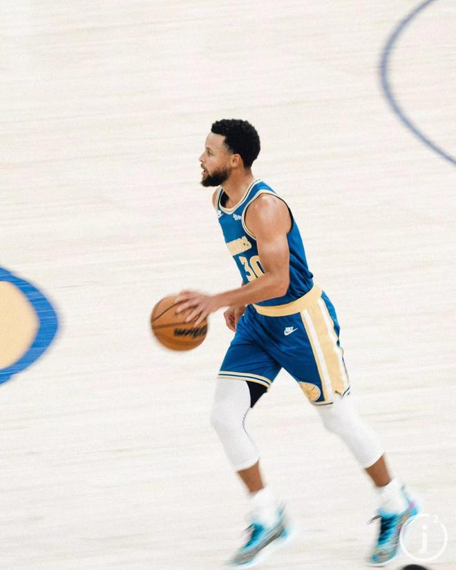 迈阿密跳舞庆祝夺冠，小贝兴奋舞动、梅西&德保罗有些局促（迈阿密夺冠后全队舞动庆典：小贝热情起舞，梅西与德保罗略显拘谨）